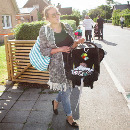 Warum fast alle Mütter die Babyschale falsch tragen