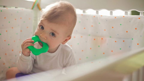 Ab wann darf das Baby einen Beißring bekommen?