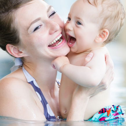 So findet ihr die richtige Schwimmwindel für euer Baby