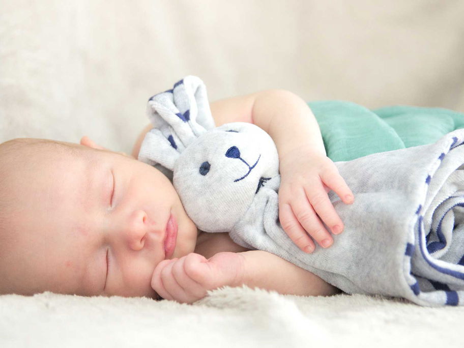 Schlafendes Baby mit Schnuffeltuch.
