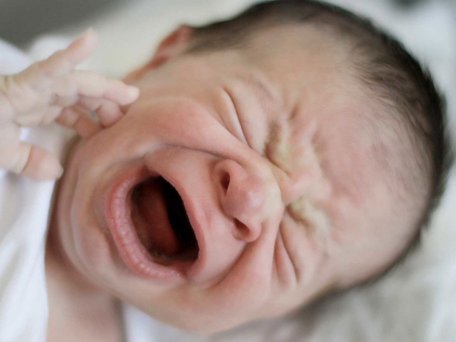 Baby schreit aus voller Kehle.