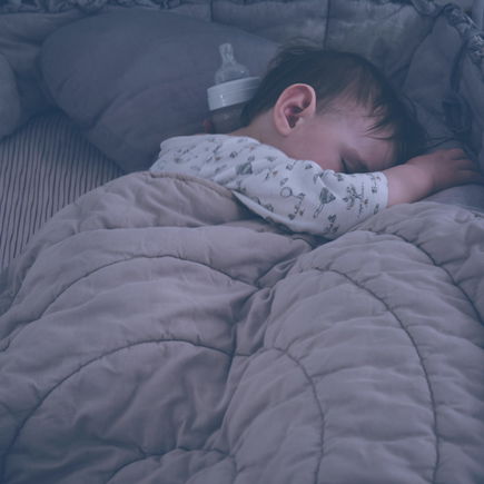 Gefahr: Liebe Eltern, bitte verwendet kein Nestchen im Babybett!