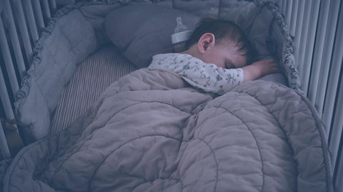 Gefahr: Liebe Eltern, bitte verwendet kein Nestchen im Babybett!
