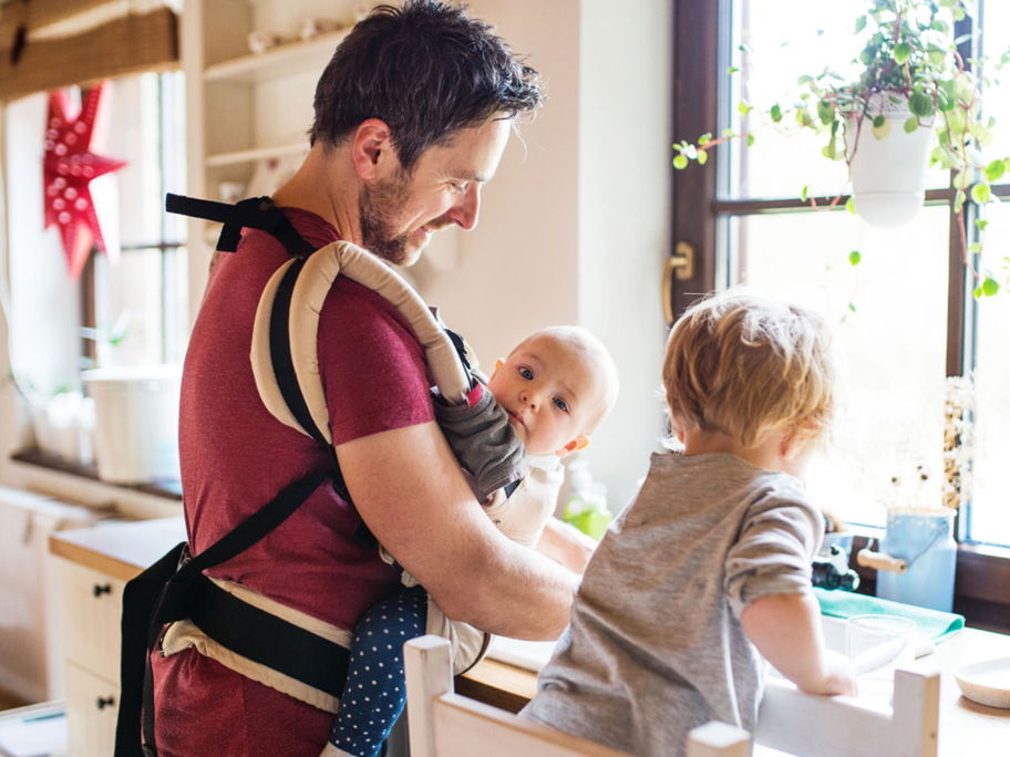 Mit zwei Kindern fehlt einem oftmals eine zusätzliche Hand: Eine Babytrage erleichtert vieles!