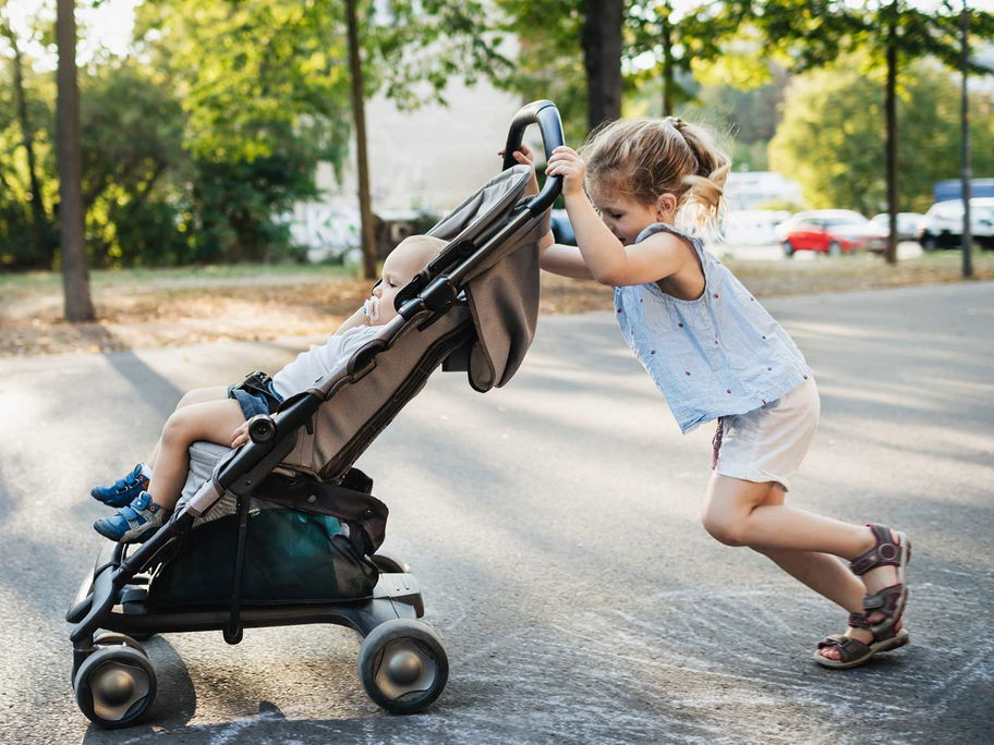 Ein Buggy ist leichter als ein Kombi-Kinderwagen – und lässt sich auch mal von der großen Schwester schieben.