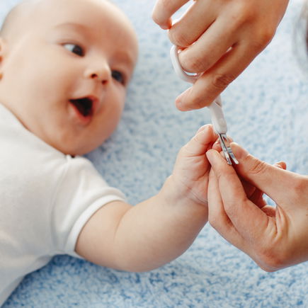Dem Baby die Fingernägel schneiden: So geht's am besten!