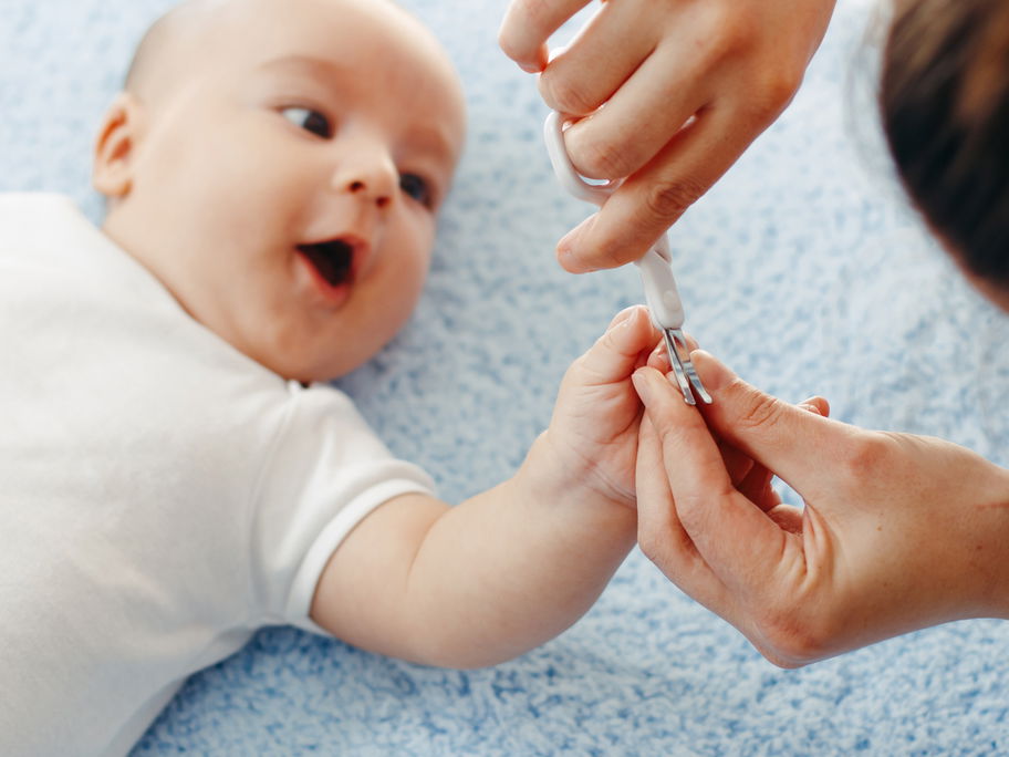 Dem Baby die Fingernägel zu schneiden, ist am Anfang ganz schön aufregend. Für beide Seiten!