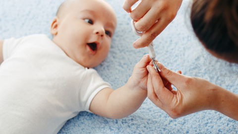 Dem Baby die Fingernägel schneiden: So geht's am besten!