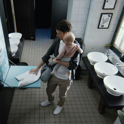 Wir brauchen noch mehr Wickeltische auf Männertoiletten!