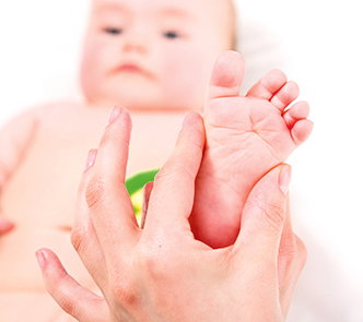 Fußmassage bei Babys