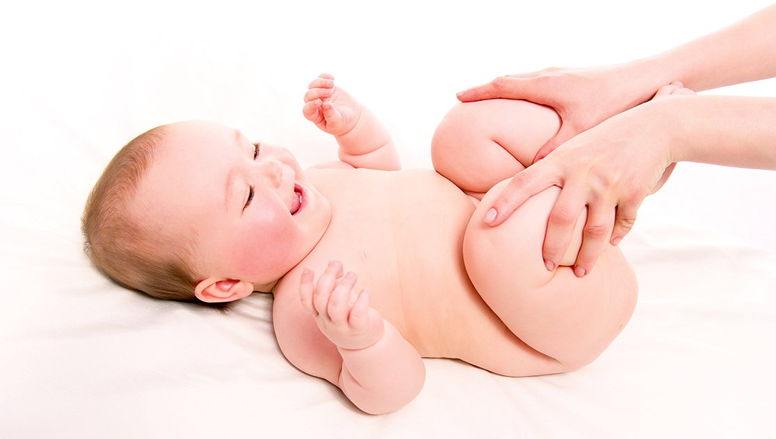 Bein- und Bauchmassage bei einem Baby