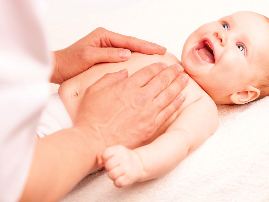 Viele Babys mögen es, massiert zu werden.