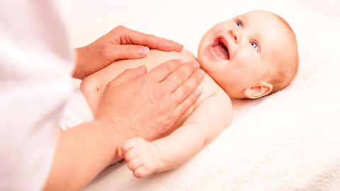 Babymassage: So macht ihr es Schritt für Schritt