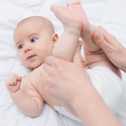 Virales Video: Wie eine Mama ihr Baby zum Pupsen bringt