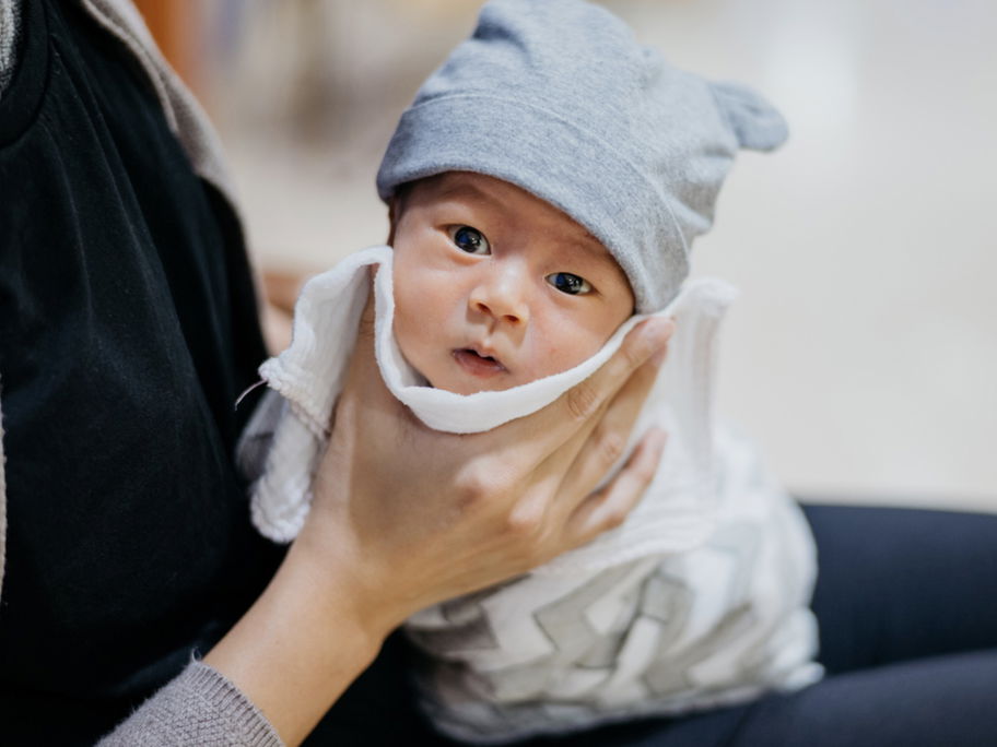 Auch auf dem Schoß kann ein Baby Bäuerchen machen – mit einer bestimmten Technik.