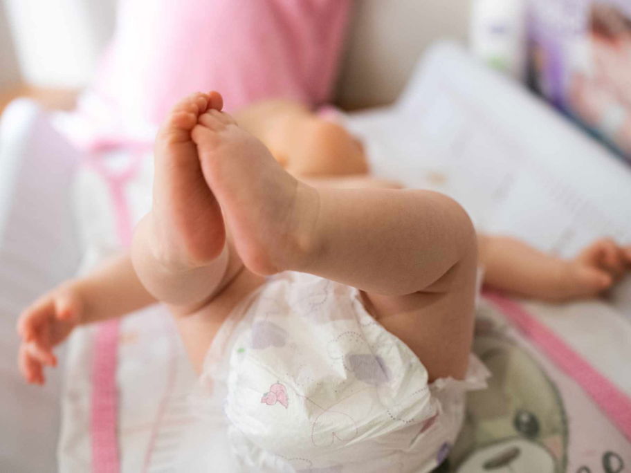 Wickeln gehört zu essentiellen Babypflege. Aber was genau muss man bei kleinen Mädchen beachten?