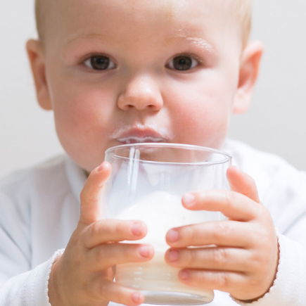 Ab wann dürfen Babys eigentlich Kuhmilch trinken?