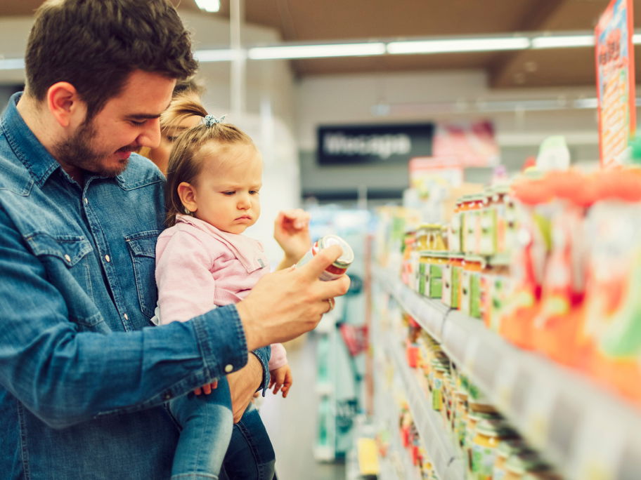 Die Auswahl an Babygläschen im Supermarkt ist riesig.