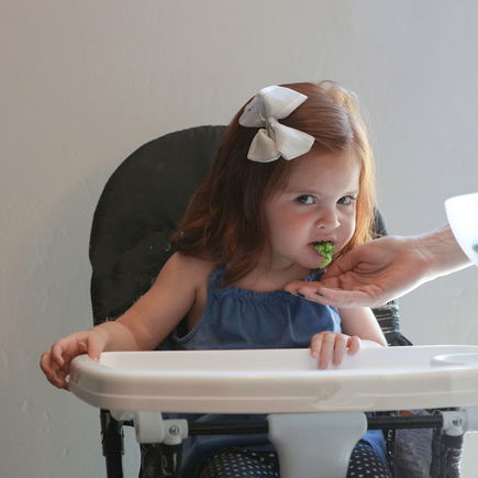 Mein Baby spuckt sein Essen aus: 9 überraschende Gründe zum Schmunzeln