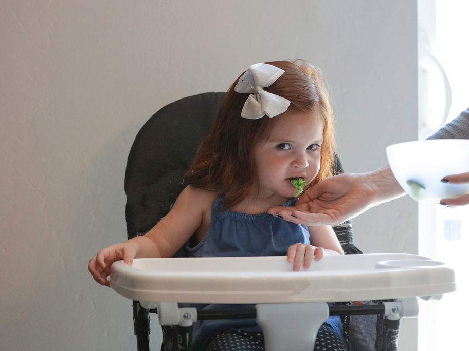 Das Baby spuckt Essen aus und Mama und Papa wissen nicht, woran es liegen könnte: keine Seltenheit.