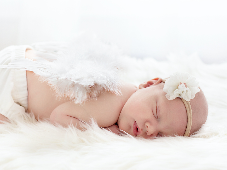 Nahaufnahmen mit unscharfem Hintergrund rücken beim Fotografieren süße Babydetails in den Fokus.