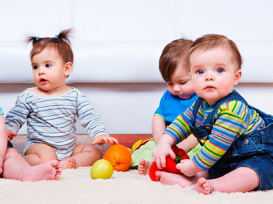 In Krabbelgruppen können kleine Kinder sich spielerisch näher kommen.