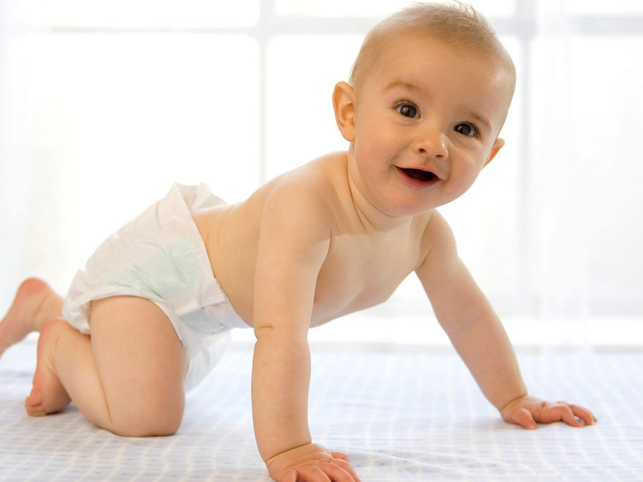 Wann darf ein Baby sitzen und was lernt es zuerst: sitzen oder krabbeln?
