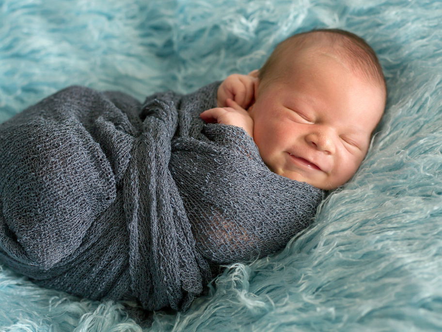 1 Monat altes Baby auf einer Decke