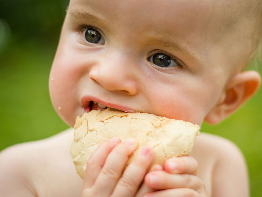 An Brot oder Keksen kann das Kleine nun schon alleine knabbern.