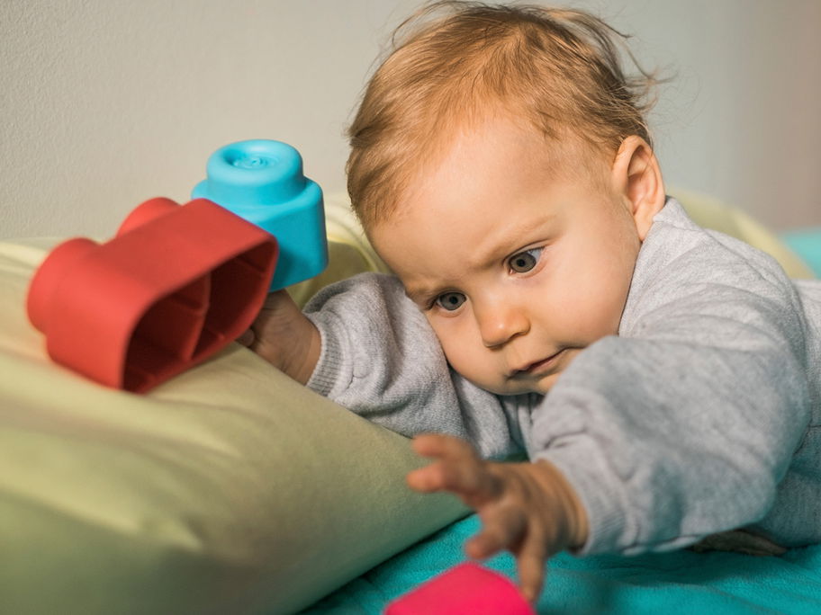Spielzeug in unmittelbarer Nähe ist vor eurem Baby nicht mehr sicher.