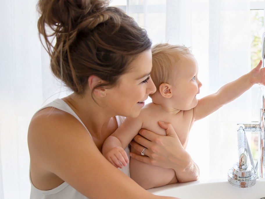 Euer Baby wird ab dem 8. Monat alles erforschen und entdecken wollen.