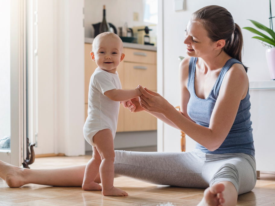 Mit etwas Unterstützung steht euer Baby (einigermaßen) sicher auf den Füßen.
