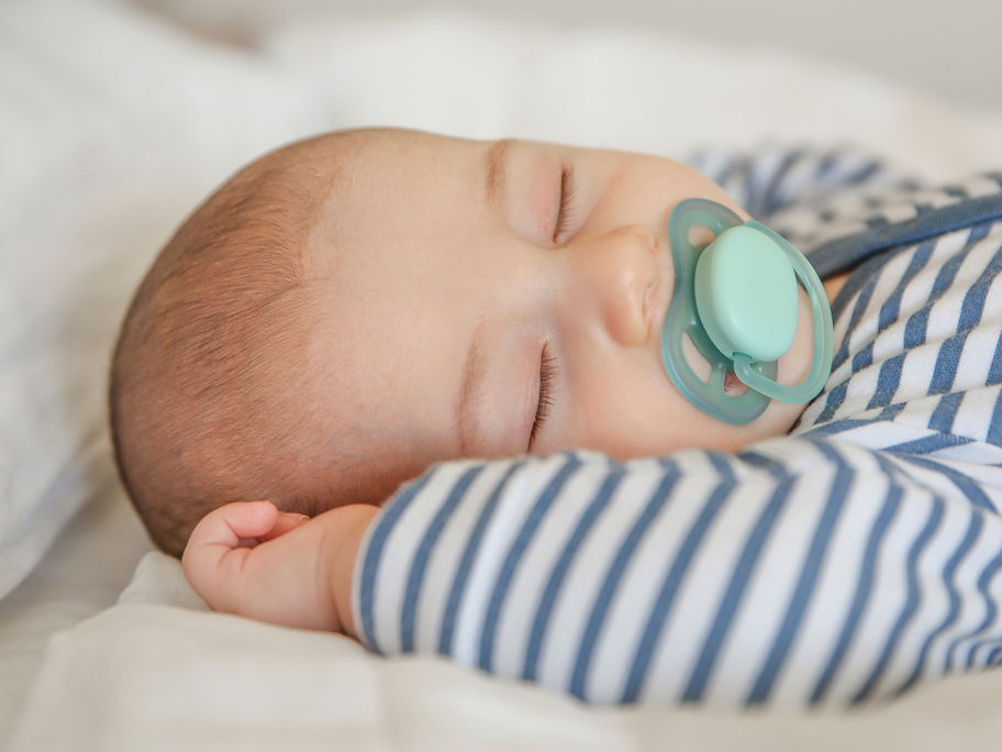 Der Schnuller ist für viele Babys ein großer Trost in der Nacht.
