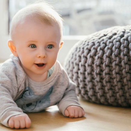 Bauchlage beim Baby: Besser als ihr Ruf!