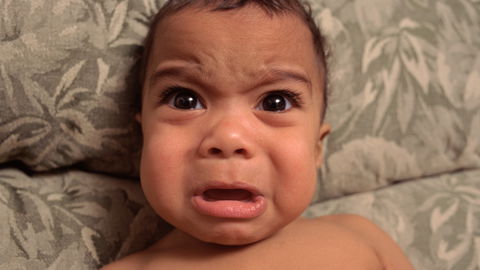 Baby sieht sich selbst beim Weinen und ist schockiert
