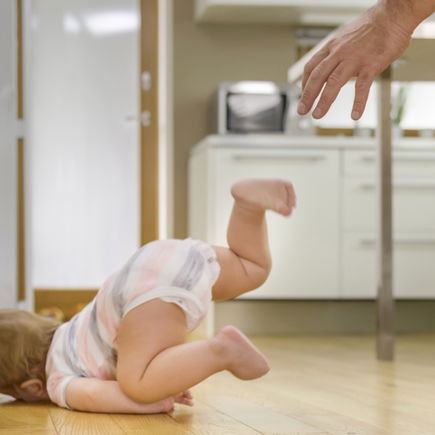 Babys müssen das Fallen lernen!