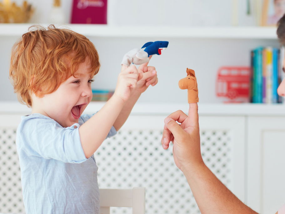 Fingerspiele machen nicht nur Spaß, sie fördern bei Babys und Kleinkindern auch  die Feinmotorik und Sprachentwicklung.