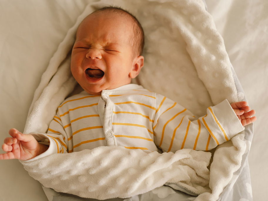 Ein kleines Baby schreit aus vollem Hals.