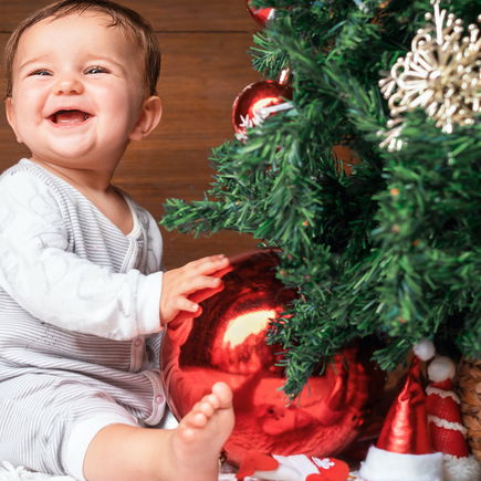 Erstes Weihnachten mit Baby: 7 Tipps für ein entspanntes Fest
