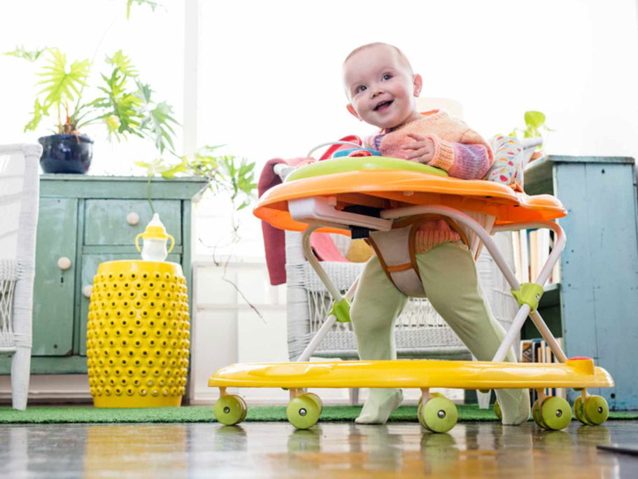 Babys mögen die vermeintliche Freiheit in ihrem "Gehfrei"-Mobil vielleicht, aber sie zahlen dafür auch oft einen hohen Preis ...