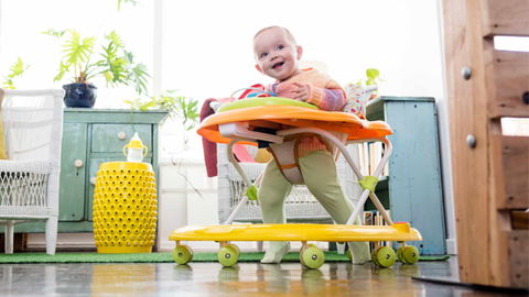 Experten warnen: "Gehfrei"-Lauflernhilfen für Babys sollten verboten werden!