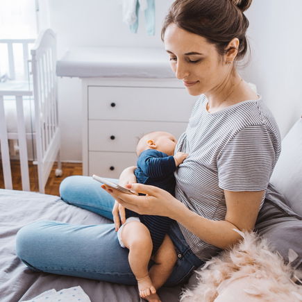 Warum der ständige Blick aufs Handy eurem Baby schaden kann