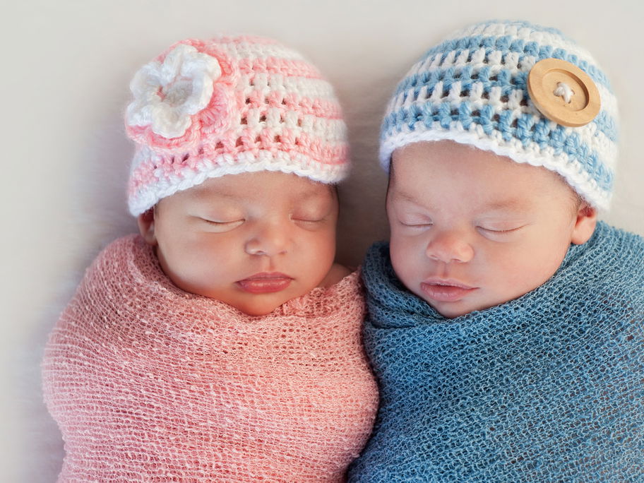 Zwillingsbabys schlafen nebeneinander.