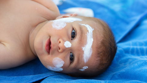 Hitzepickel oder Sonnenallergie? So unterscheidest du den Sommer-Ausschlag bei deinem Baby
