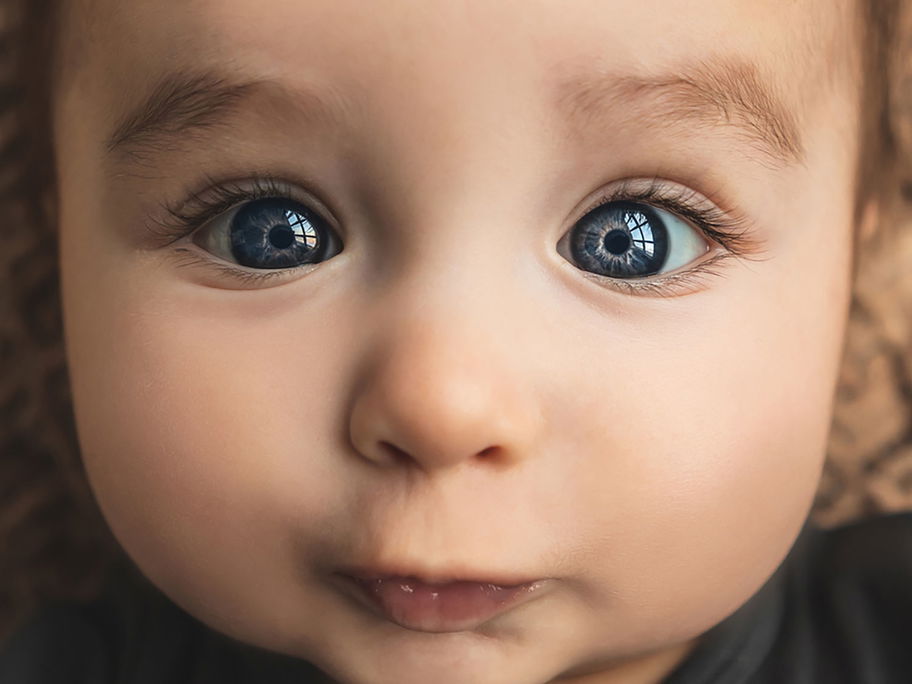 Die Augenfarbe der Babys entscheidet sich erst mit ungefähr zwei Jahren.