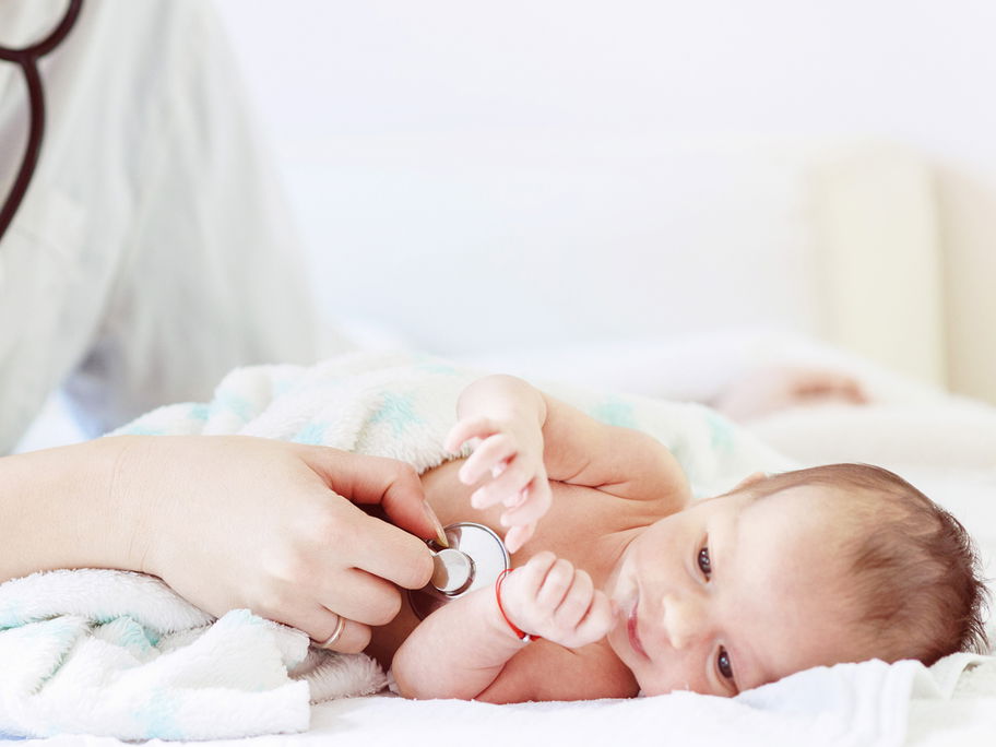 Kurz vor der Entlassung aus dem Krankenhaus findet der zweite Gesundheitscheck des Babys statt.