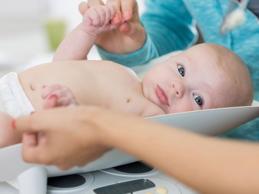 Das Idealgewicht eines Babys lässt sich leicht berechnen: 100 Gramm pro Zentimeter.