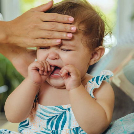 Baby ist erkältet und schreit viel – wann muss ich zum Arzt?