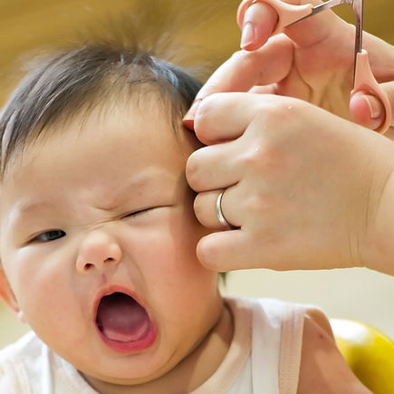 Darf man einem Baby die Haare im ersten Lebensjahr nicht schneiden?