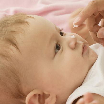 Ab wann und wie oft soll man Babys eincremen?